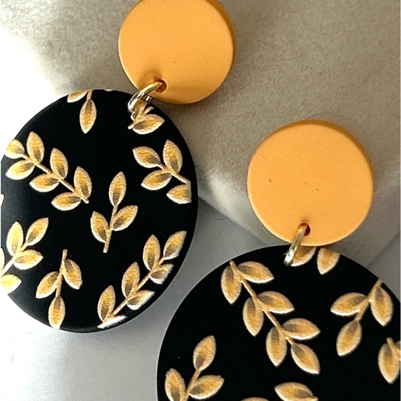 🌸Round Black Wood Style Earrings. Black with Tan Leaf Design - Picture 5 of 9